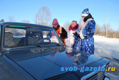 Дед Мороз и Снегурочка напомнили Свободненским водителям о ПДД на железнодорожных переездах ЗабЖД