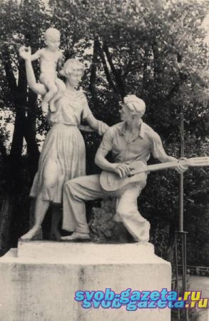 Одна из скульптур в ж.д.парке