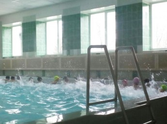 В бассейне Свободного проводят занятия для детей с ограниченными возможностями