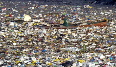 Большой остров с мусором в Тихом океане (ФОТО)
