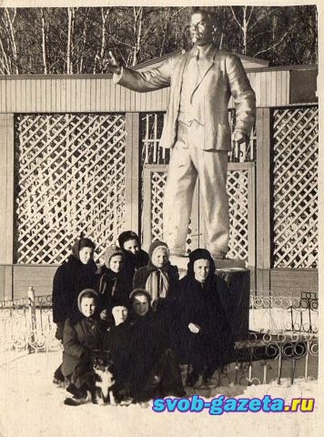 Ленин на входе на стадион Локомотив (Динамо)
