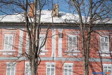 Ветхий дом на проспекте Мира в Южно-Сахалинске к приезду вице-премьера Трутнева приобрел новый фасад
