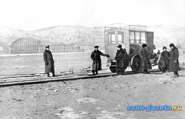Временная переправа (автомобиль на рельсах) через реку Зея, 1913 год