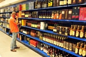 Магазины с алкоголем разрешат открывать неподалеку от больниц и школ