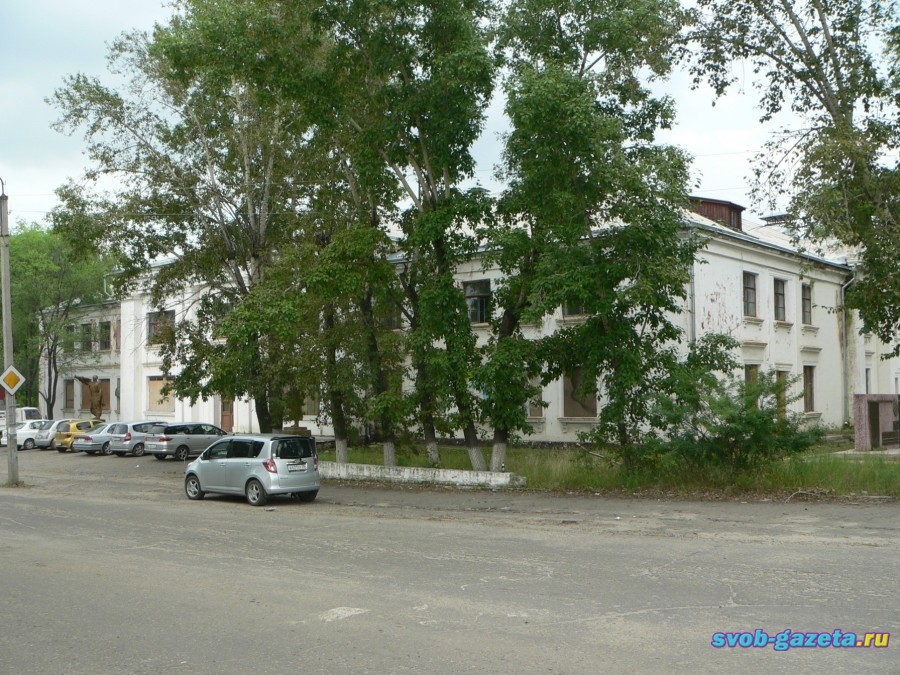 Вид на главный фасад ГДО с перекрестка на улице Ленина