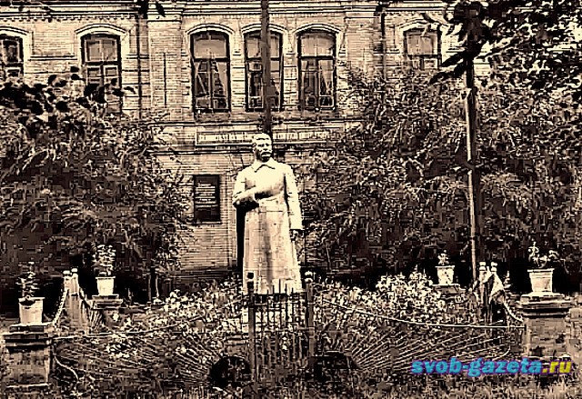 Памятник Сталину в сквере Управления тогда Амурской ж.д.